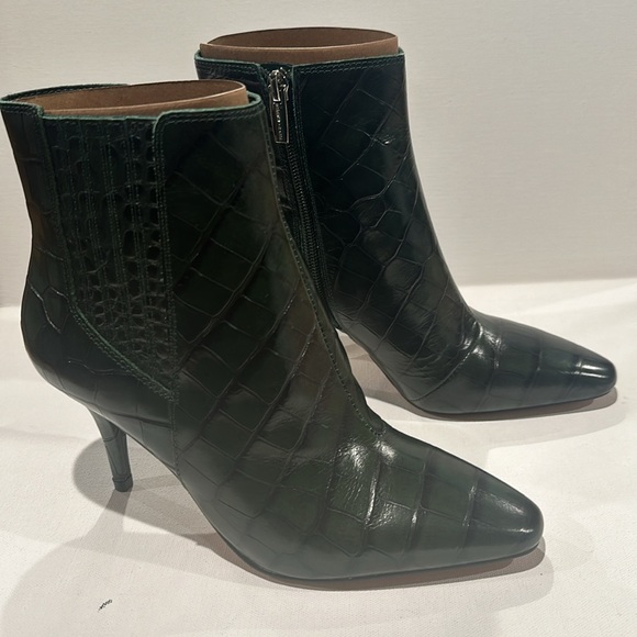 Vince CAMUTO Green Croco-Embossed Ankle Boots with inside zipper and elastic. - Picture 2 of 10